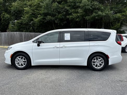 Used 2025 Chrysler Pacifica Select FWD image 2