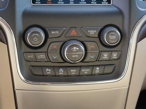 Used 2018 Jeep Grand Cherokee Laredo AWD/4WD image 23