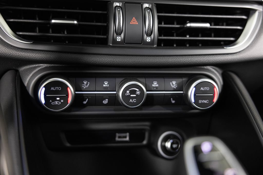 Used 2025 Alfa Romeo Giulia AWD w/ Driving Assist Package image 34