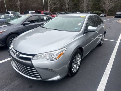 Used 2017 Toyota Camry XLE image 3