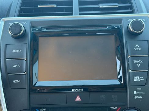Used 2016 Toyota Camry XLE w/ Moonroof Package FWD image 12