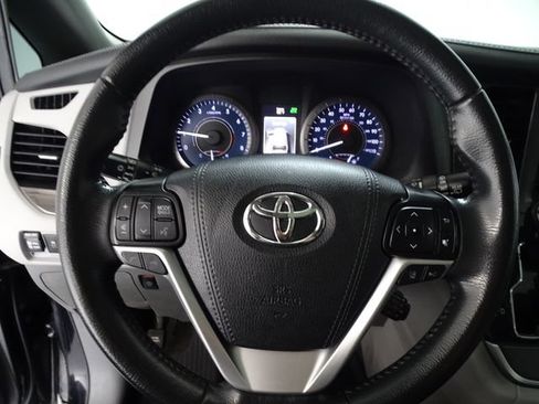Used 2020 Toyota Sienna XLE Premium AWD/4WD image 6