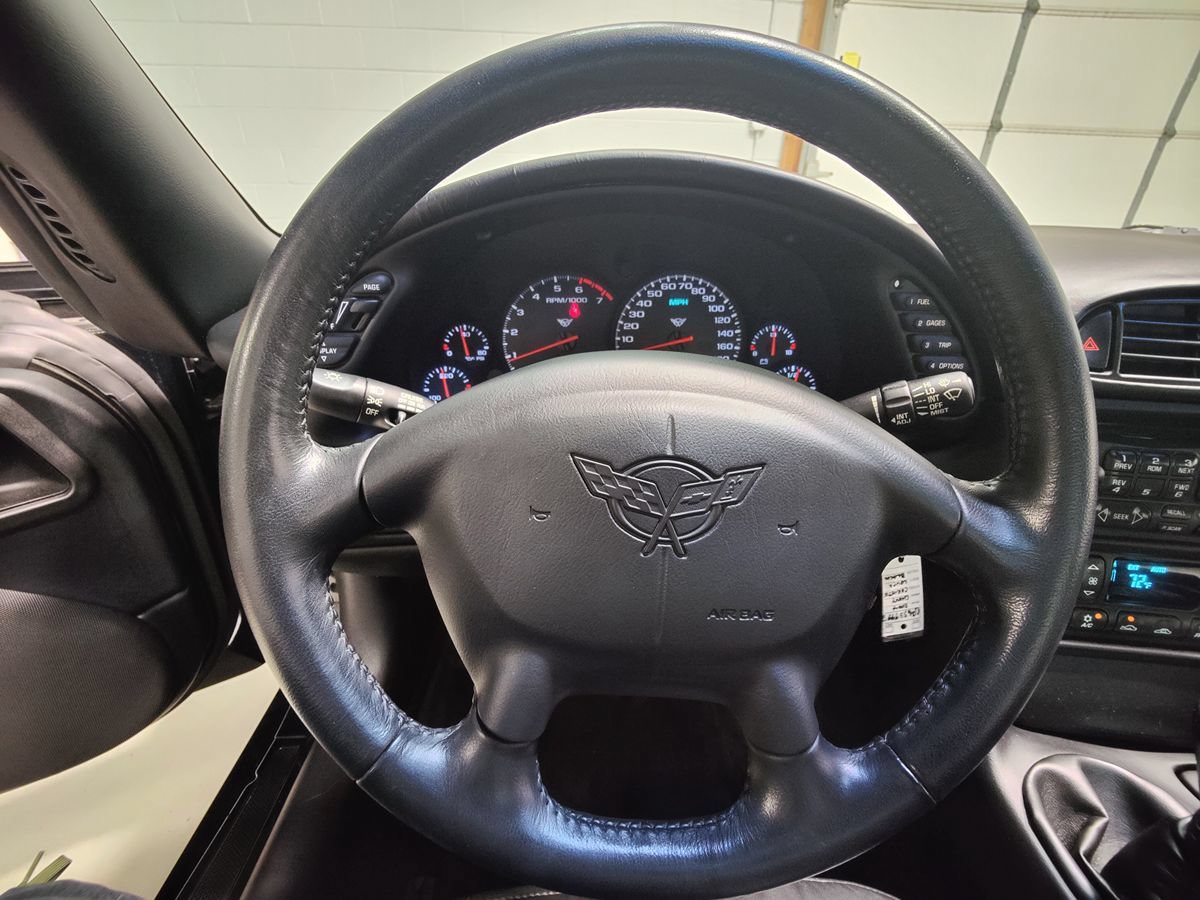 Used 2004 Chevrolet Corvette Coupe w/ Preferred Equipment Group RWD image 27