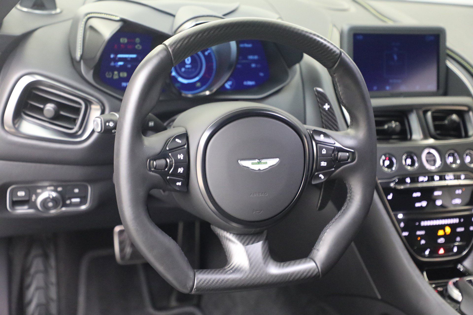Used 2023 Aston Martin DBS Coupe RWD image 21
