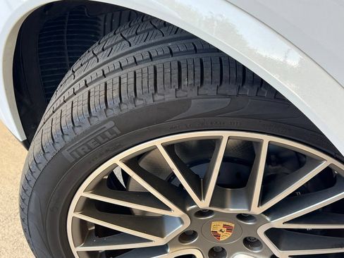 Used 2023 Porsche Cayenne AWD/4WD image 30