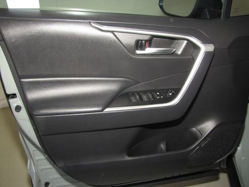 Used 2021 Toyota RAV4 XLE w/ Convenience Package AWD/4WD image 10