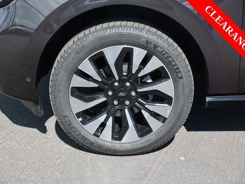 Used 2025 Ford Expedition Platinum w/ Driver's Package AWD/4WD image 11