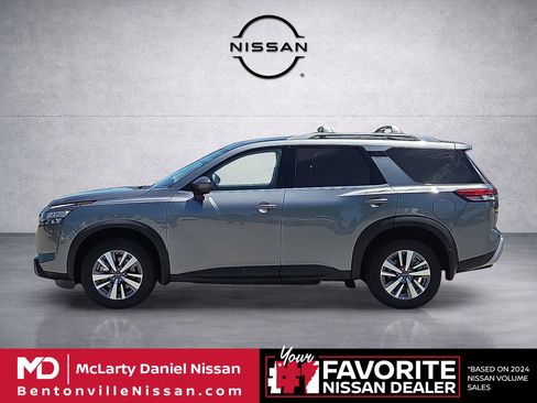Used 2025 Nissan Pathfinder SL AWD/4WD image 3