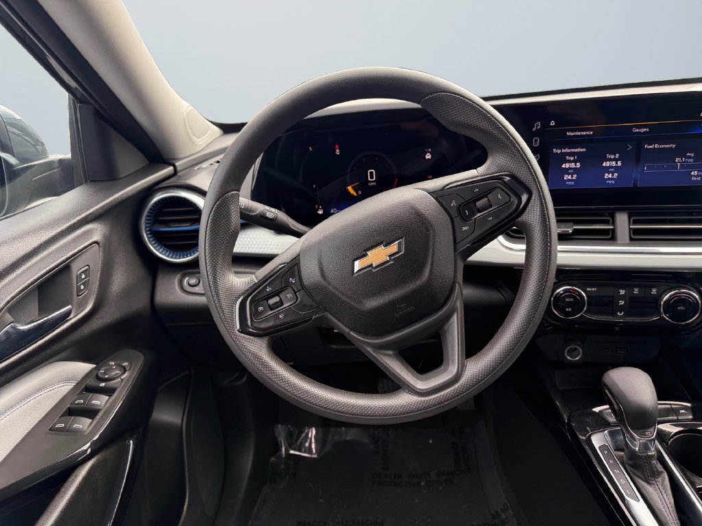 Used 2025 Chevrolet Trax LT FWD image 12