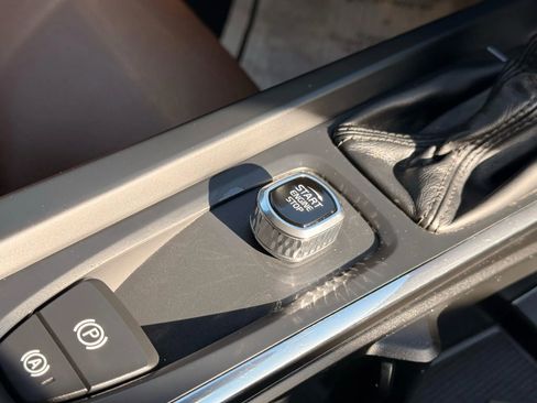 Used 2018 Volvo XC60 T6 Momentum w/ Vision Package image 29