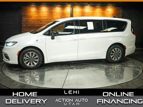Used 2024 Chrysler Pacifica Limited FWD image 1