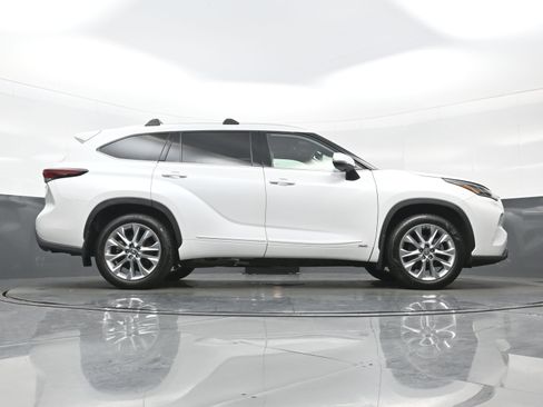 Used 2025 Toyota Highlander Limited AWD/4WD image 35