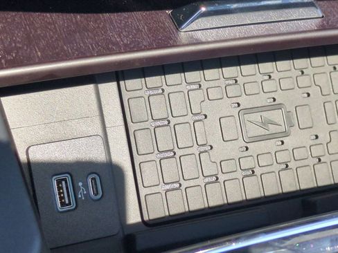 Used 2024 Ford Expedition Platinum image 32