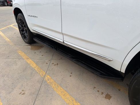 Used 2023 GMC Yukon SLT w/ SLT Premium Package image 9