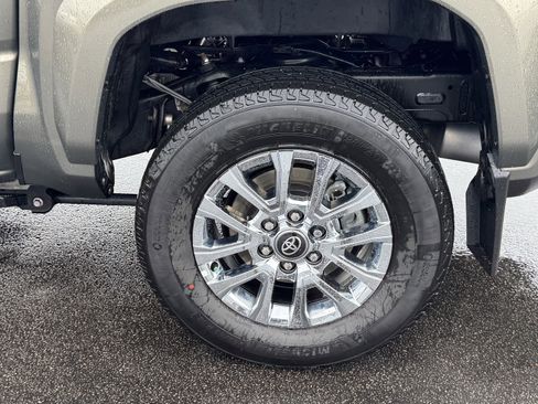 Used 2025 Toyota Tacoma Limited AWD/4WD image 39