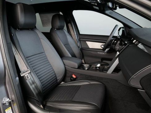 Used 2025 Land Rover Discovery Sport Dynamic SE image 3