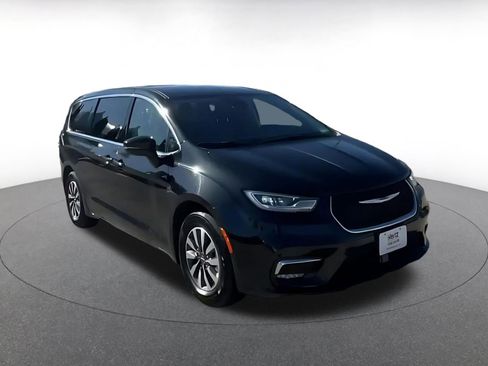 Used 2023 Chrysler Pacifica Touring-L image 3