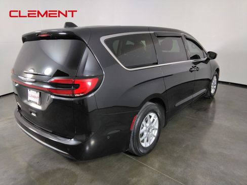 Used 2023 Chrysler Pacifica Touring-L FWD image 4