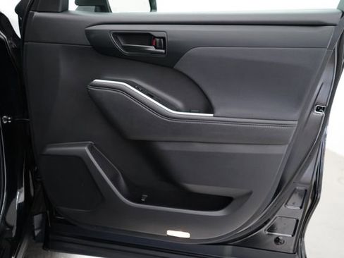 Used 2024 Toyota Highlander LE AWD/4WD image 80