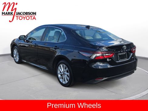 Used 2021 Toyota Camry LE image 11