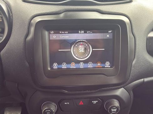 Used 2018 Jeep Renegade Latitude FWD image 26