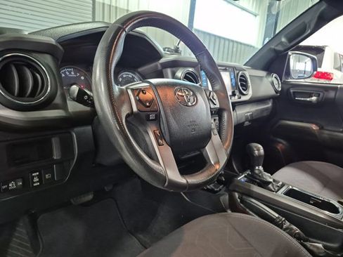 Used 2019 Toyota Tacoma TRD Off-Road w/ Technology Package AWD/4WD image 10