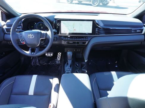 Used 2025 Toyota Camry SE image 11