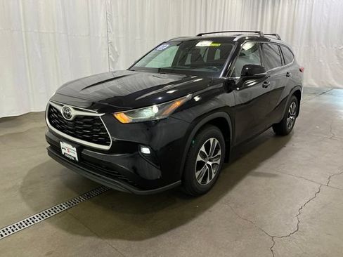 Used 2022 Toyota Highlander XLE AWD/4WD image 7