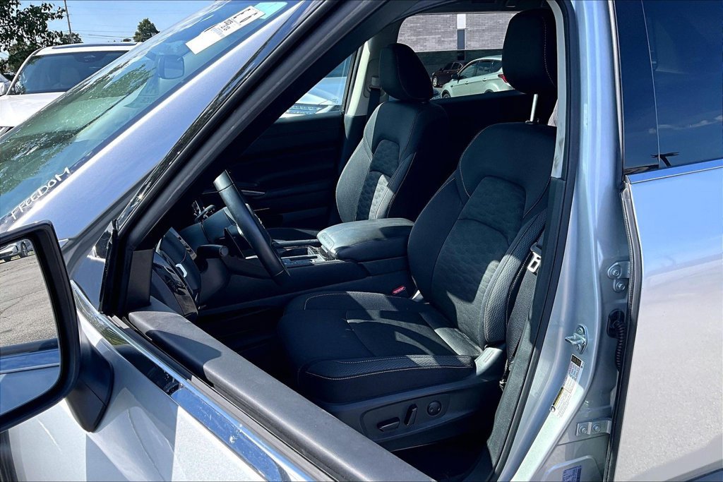 Used 2025 Nissan Pathfinder SV FWD image 32