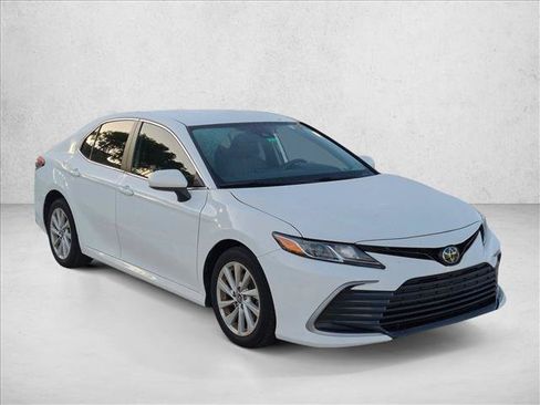Used 2022 Toyota Camry LE FWD image 3