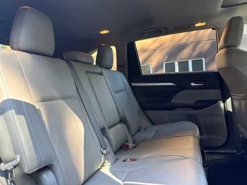 Used 2018 Toyota Highlander XLE AWD/4WD image 16