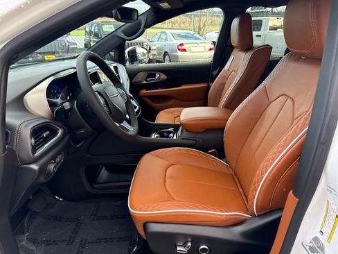 New 2026 Chrysler Pacifica Pinnacle image 15