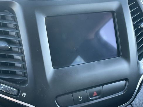 Used 2019 Jeep Cherokee Latitude Plus w/ Comfort/Convenience Group image 24