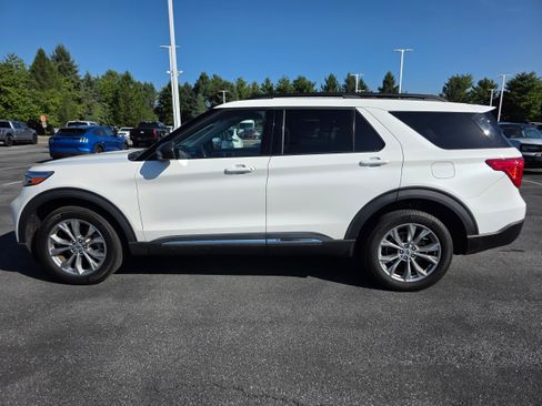 Used 2023 Ford Explorer XLT w/ Equipment Group 202A AWD/4WD image 2