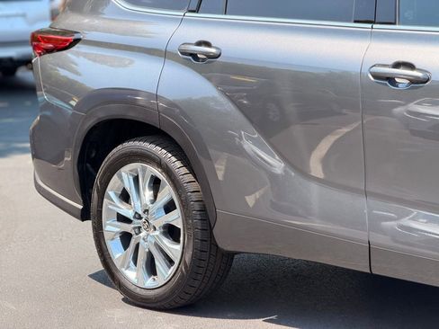 Used 2023 Toyota Highlander Limited FWD image 7
