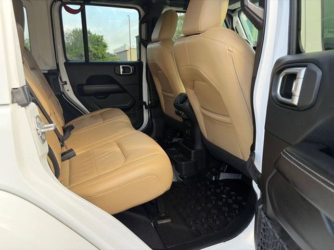 Used 2018 Jeep Wrangler Unlimited Sahara w/ Cold Weather Group AWD/4WD image 13
