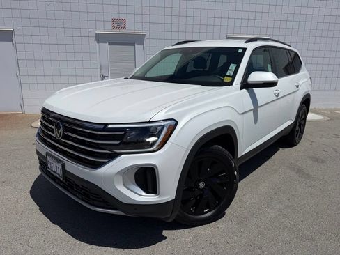 Certified 2026 Volkswagen Atlas SE w/ Black Wheel Package FWD image 1