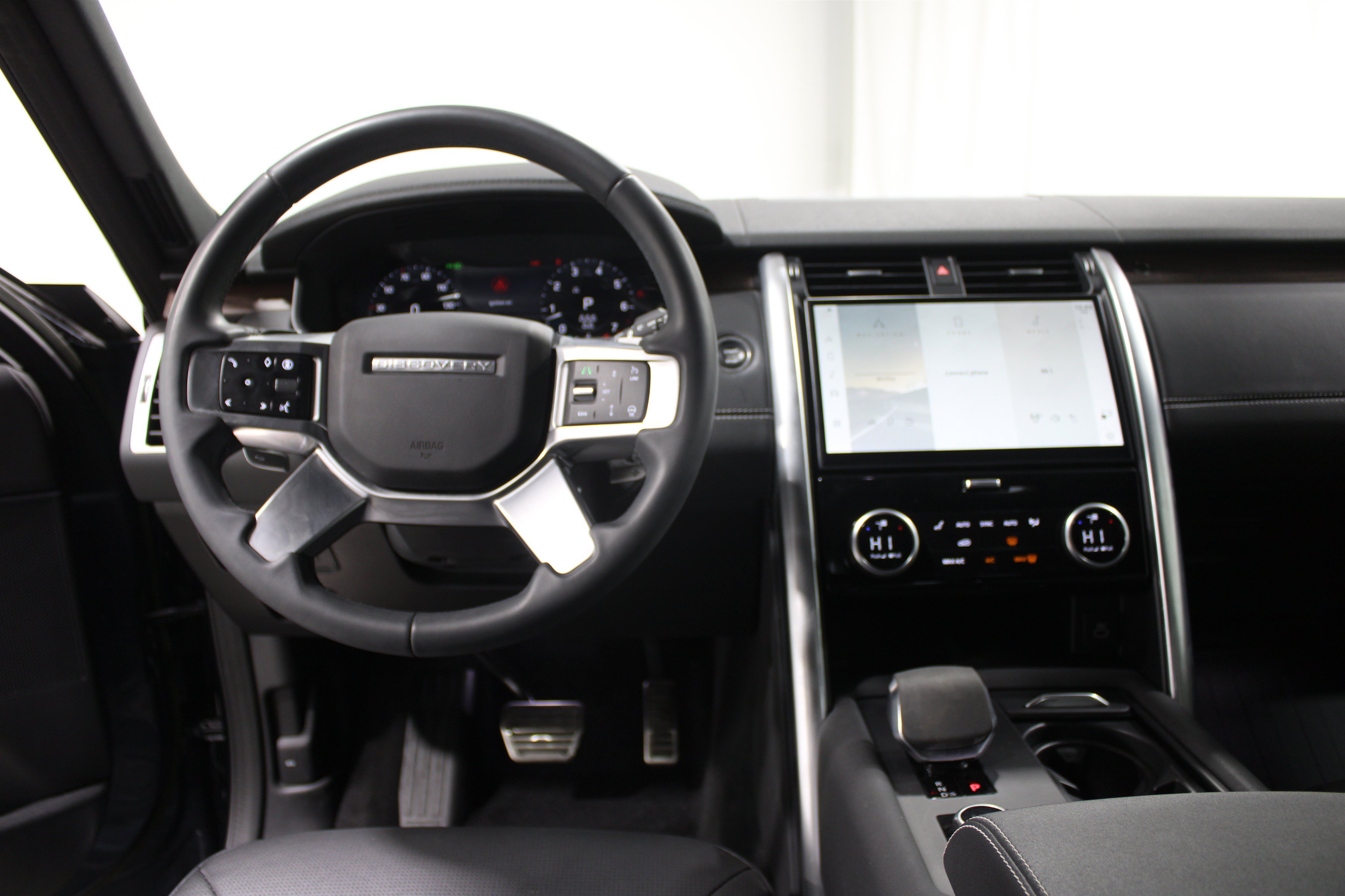 Used 2024 Land Rover Discovery Dynamic SE AWD/4WD image 2
