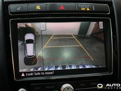 Used 2016 Volkswagen Touareg Sport image 23