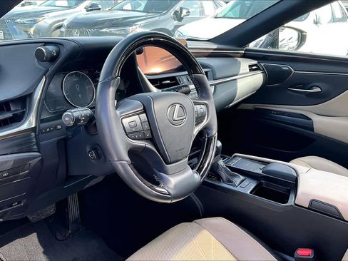 Used 2019 Lexus ES 350 Ultra Luxury w/ Accessory Package image 17