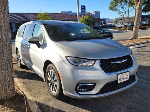 Used 2023 Chrysler Pacifica Touring-L image 9