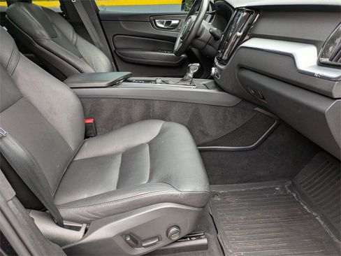 Used 2020 Volvo XC60 T5 Momentum image 26