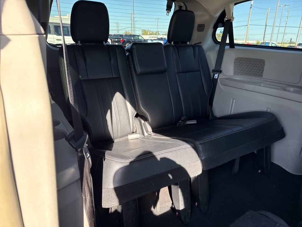 Used 2014 Chrysler Town & Country Touring FWD image 20
