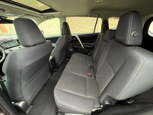 Used 2018 Toyota RAV4 XLE AWD/4WD image 17