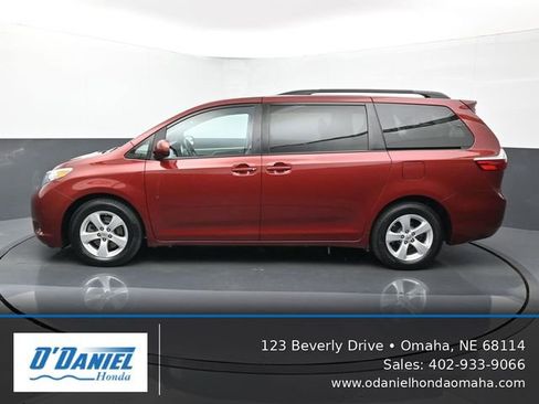 Used 2017 Toyota Sienna LE FWD image 2