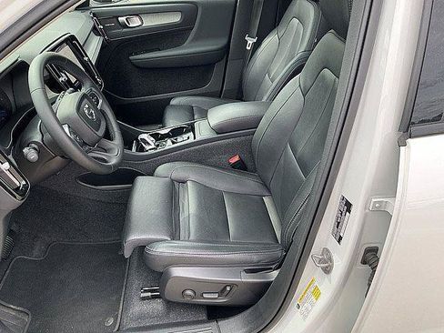 Used 2025 Volvo XC40 B5 Plus AWD/4WD image 15