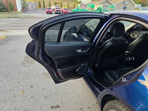 Used 2018 Alfa Romeo Giulia AWD image 12