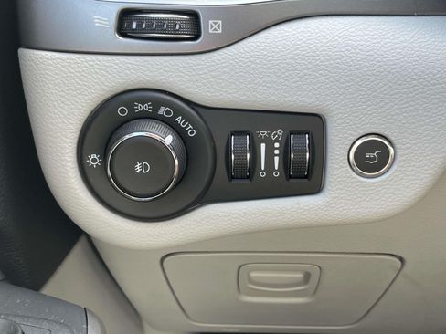 Used 2022 Jeep Cherokee Limited AWD/4WD image 18