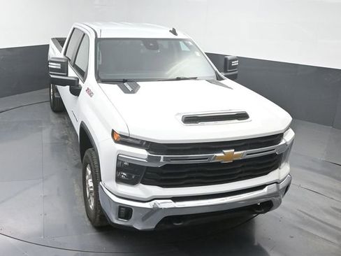 Used 2024 Chevrolet Silverado 2500 LT AWD/4WD image 42