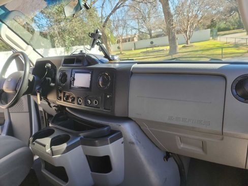 Used 2009 Ford E-350 and Econoline 350 Super Duty Wagon image 33